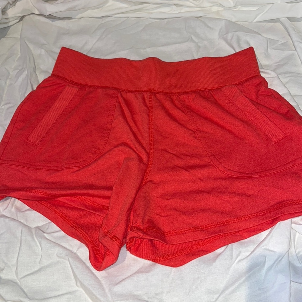 Athletic shorts with pockets